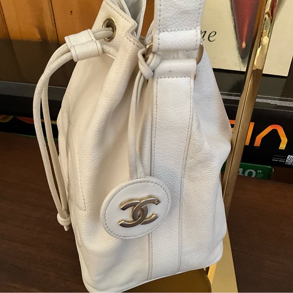 Chanel Bucket Vintage White Chain-Leather straps with Bag Charm - Picture 4 of 11